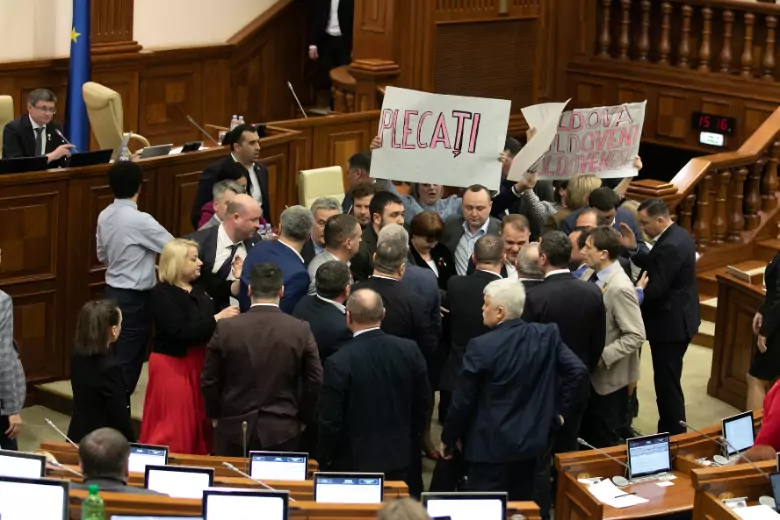 Депутаты парламента Молдовы подрались из-за переименования молдавского языка в румынский