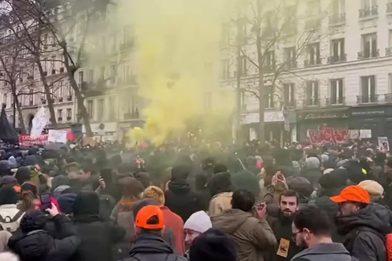 Le Figaro: в Париже полиция разгоняет протестующих против пенсионной реформы слезоточивым газом