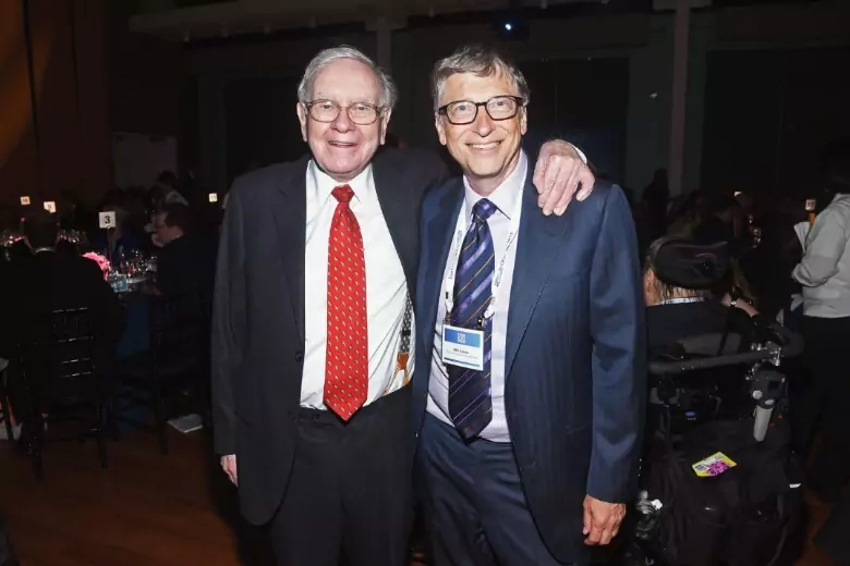 Билл Гейтс и Уоррен Баффет дружат еще с 90-х годов минувшего столетия. Гейтс признался, что совет, данный ему другом однажды, очень помог ему достичь того, что он имеет.