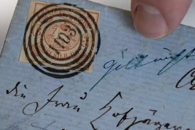 Конверт с маркой 19 века, отправленный из земли Саксония-Анхальт был продан на аукционе марок за 28 000 евро.
