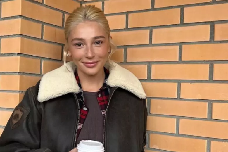 Блогер  и актриса Настя Ивлеева поделилась с поклонниками любопытной информацией о том, какой предмет ее гардероба стоит дороже всего.