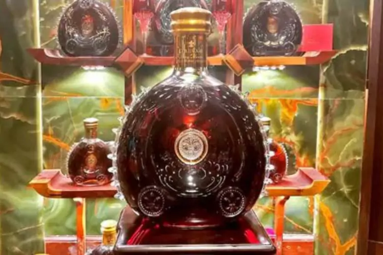 Нгуен Динь Туан Вьет из Вьетнама стал обладателем самой дорогой в мире бутылки коньяка