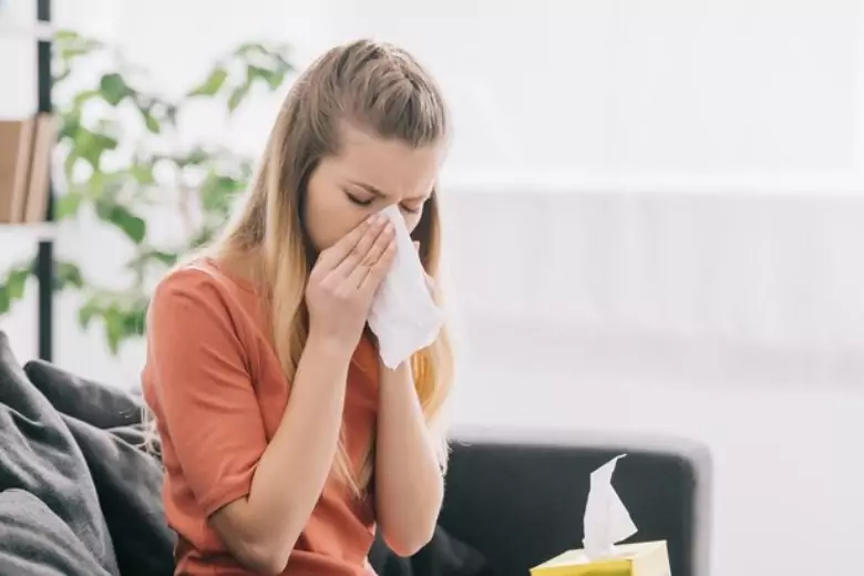 Аллерголог Анастасия Браун рассказала, как насморк при ОРВИ отличается от того, что возникает при аллергии.