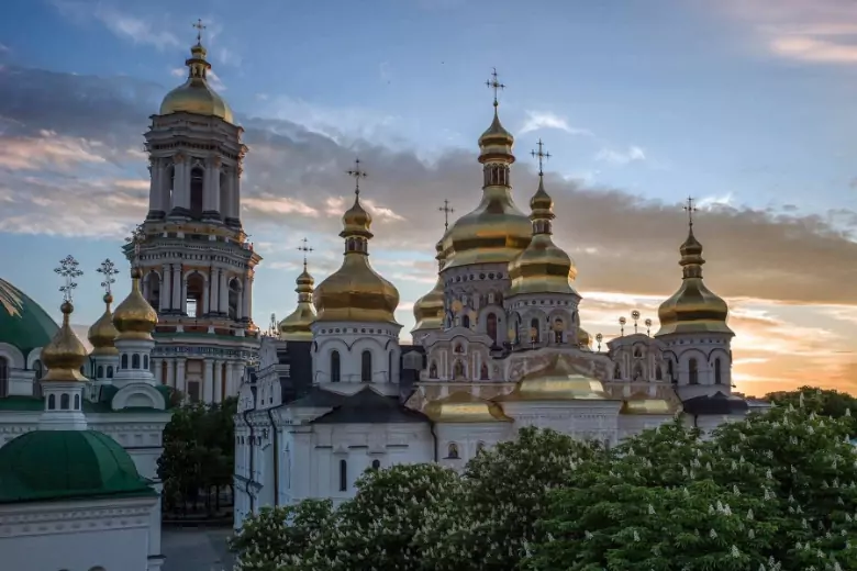 Полиция пришла к Киево-Печерской лавре, заблокировав входы в монастырь