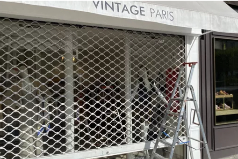 В среду, 26 апреля, продавщица магазин Vintage Paris, в самом центре Парижа, подверглась нападению троих грабителей, которые похитили брендовые сумки.