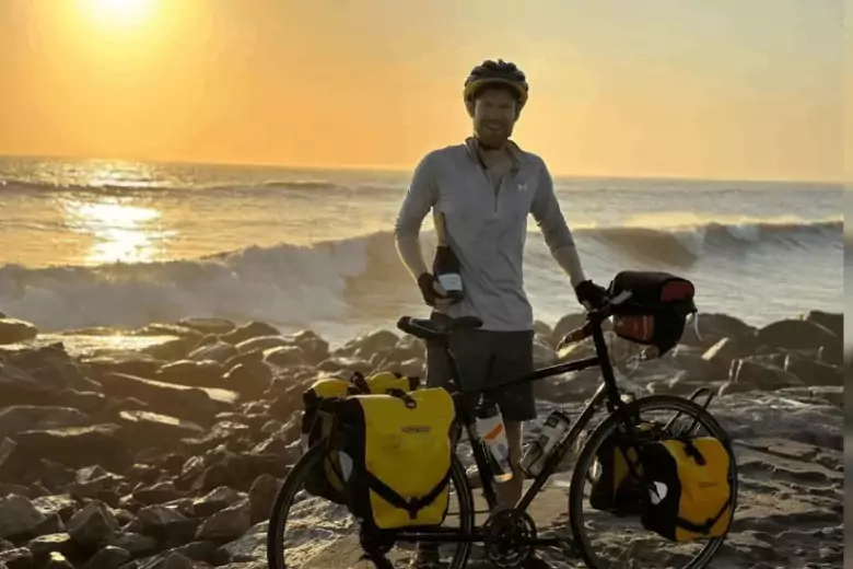 Мэтью Майерско проехал на велосипеде 2826 км по Африке, уклоняясь от диких слонов и змей на маршруте своего марафонского заезда.