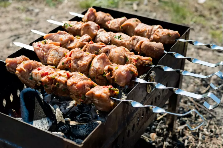 Приготовленное на мангале мясо может содержать канцерогены. Также опасен и дым от углей, который тоже содержит вредные вещества.