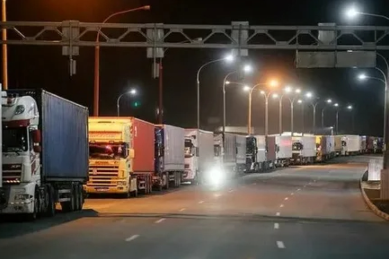 С 1 июня польская граница будет закрыта для проезда грузовиков из России и Беларуси