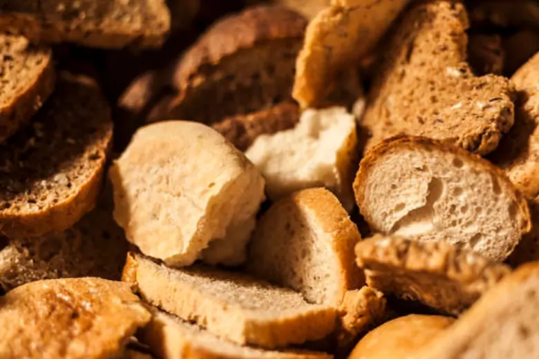 Как сделать отличное удобрение из старого хлеба: опытные дачники рекомендуют
