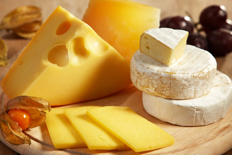 Врач Наталья Круглова назвала заболевания, при которых от употребления сыра лучше отказаться.