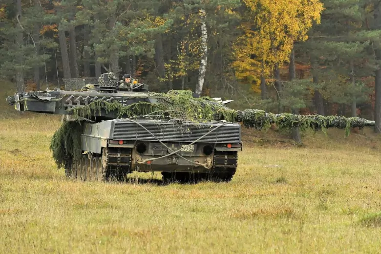RusVesna показала видео первых танков Leopard возле линии фронта в зоне СВО