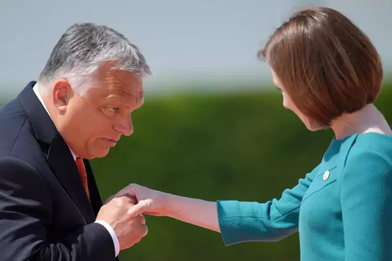 Санду не позволила Орбану поцеловать свою руку на саммите в Молдавии