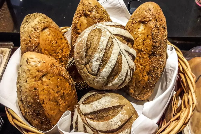 Диетолог Екатерина Соломатина заверила, что хлеб на ночь несет в себе угрозу для людей, желающих оставаться стройными.