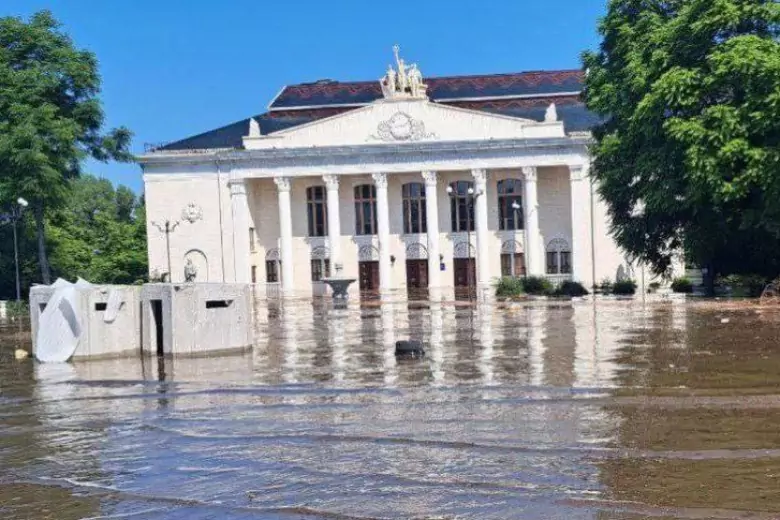 «РИА Новости»: в затопленном городе Новая Каховка начал спадать уровень воды