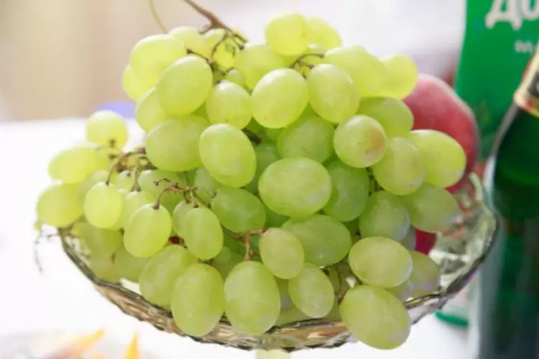 Крупными и сладкими ягодами виноград отблагодарит дачников, которые обеспечат культуре правильное питание в последний летний месяц.
