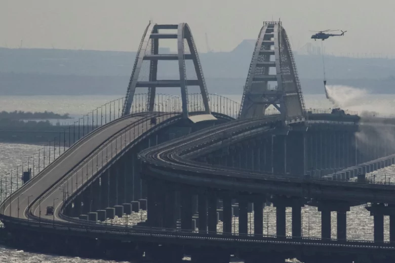 Крымский мост временно закрыт из-за воздушной тревоги