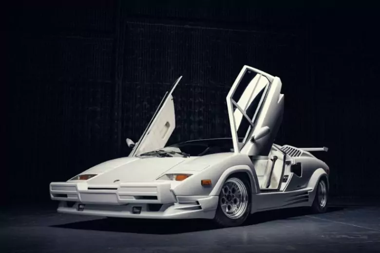 Этот редкий автомобиль Lamborghini Countach 1989 года выпуска, который является единственным из четырех использованных в фильме экземпляров, будет продан, и ожидается, что его стоимость достигнет двух миллионов долларов.