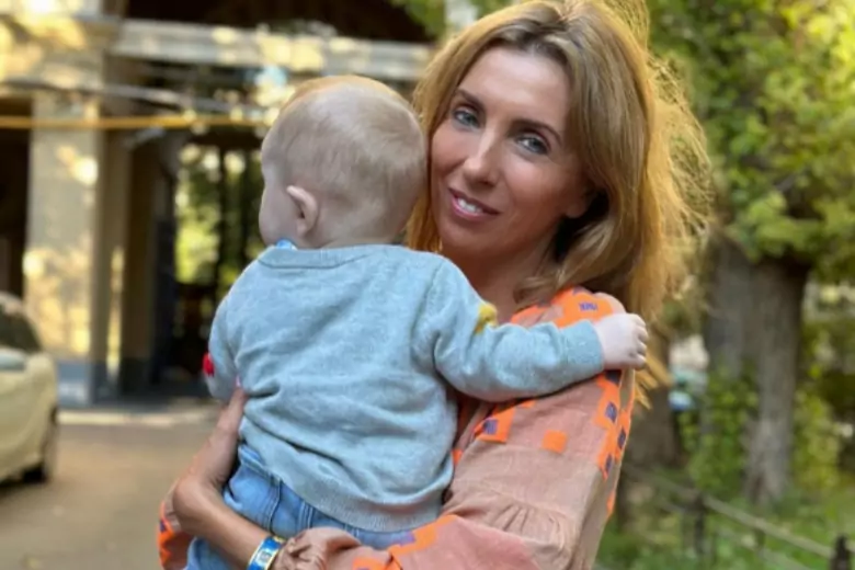 Светлана Бондарчук, которая только сегодня, 15 августа, сообщила о рождении сына Петра, стала матерью в третий раз благодаря суррогатной матери.
