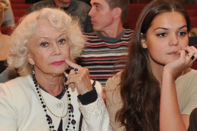 Светлана Немоляева призналась, что слава ей далась путем унижений, обид, драм. Именно по этой причине свою внучку Полину, которая стала актриса, критикует знаменитая бабушка очень тактично.