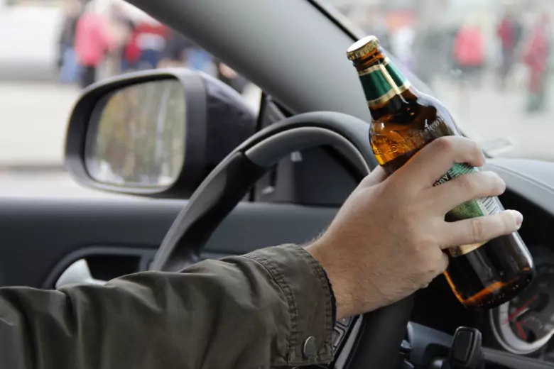 В Японии существует необычная практика в автошколах, где будущие водители проходят уроки вождения в состоянии опьянения.