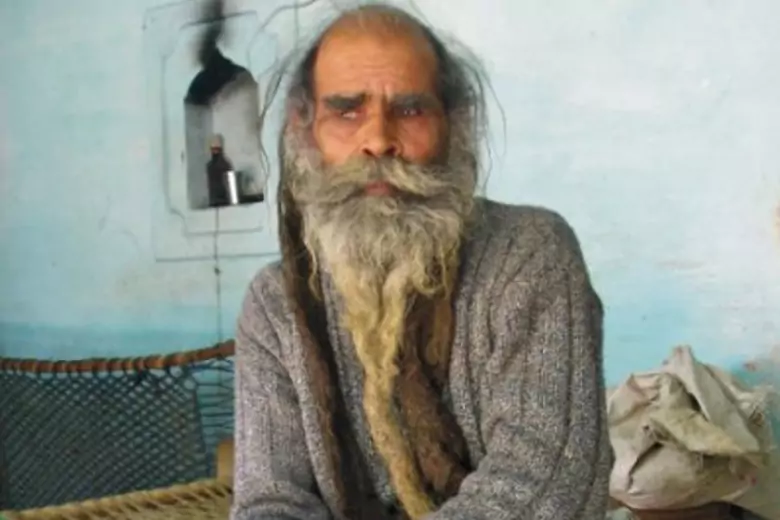 Кайлаш Сингх родом из Индии. Его родным приходится очень тяжело, ведь этот человек не мылся уже 51 год.
