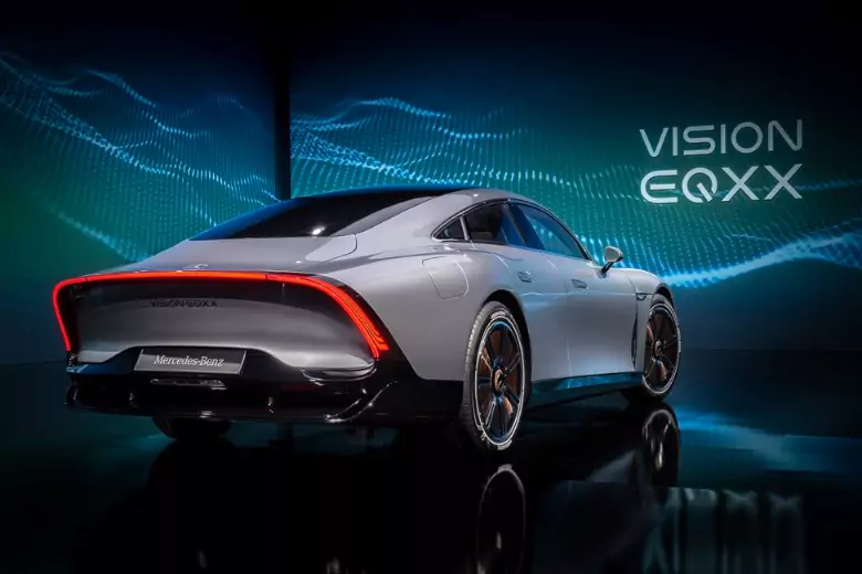 Mercedes-Benz представил новый концептуальный электромобиль Vision EQXX на выставке Consumer Electronics Show 2022.