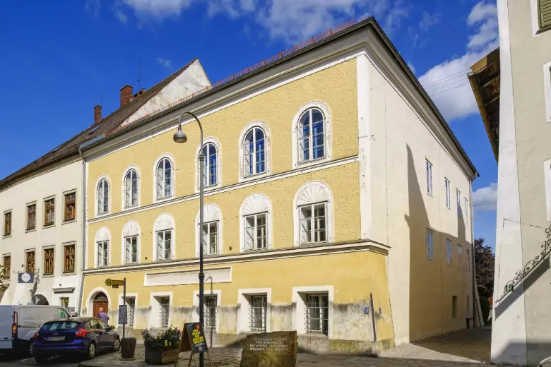 2 октября 2023 года начались работы по превращению дома в Австрии, где в 1889 году родился Адольф Гитлер, в полицейский участок.
