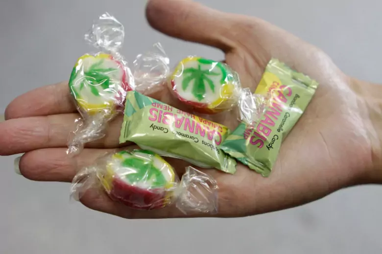 Более 60 ямайских школьников были госпитализированы после употребления конфет с каннабисом.