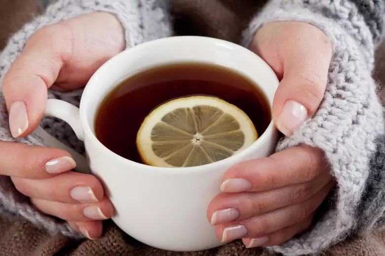 Сейчас отличное время для того, чтобы поднимать себе настроение с помощью чашечки чая. Напиток помогает снять стресс, настроиться на позитивный лад и защититься от простуды.