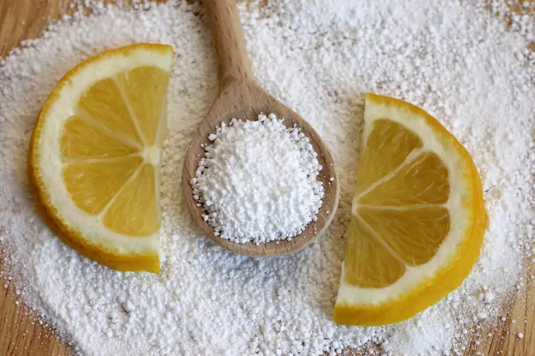 Лимонная кислота способна стать прекрасным помощником не только на кухне, но и на дачном огороде.