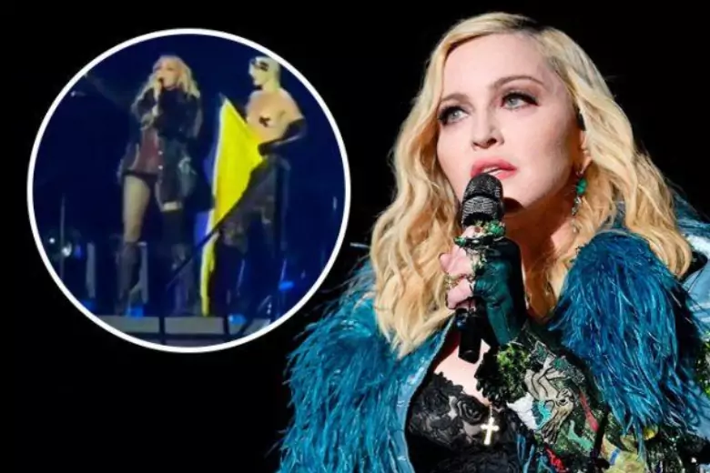 Исполнительница Мадонна завернулась в украинский в флаг, исполняя на концерте в британской столице свою композицию "Don't Cry For Me Argentina."