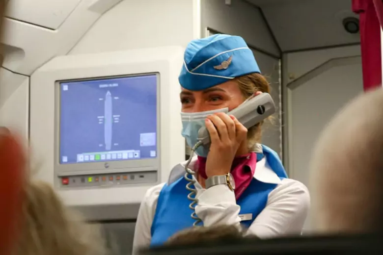 Опытные стюардессы рассказали, без какой вещи не могут обойтись в полете, в их ручной клади обязательно есть смягчающее средство для носа.