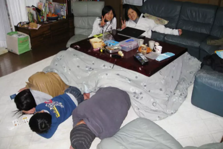 Бедная богатая япония. Котацу. Японский стол с подогревом. В Японии спят на полу. Японский стол котацу.