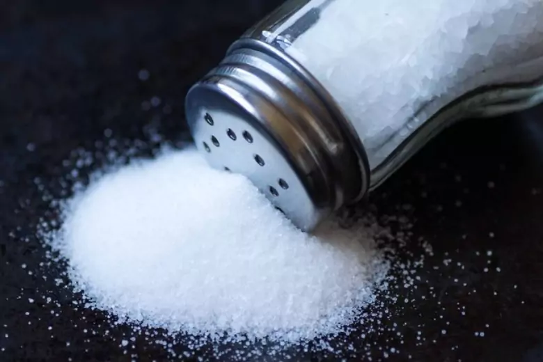 Соль можно использовать не только для кулинарных целей, она отлично подходит и для уборки квартиры.