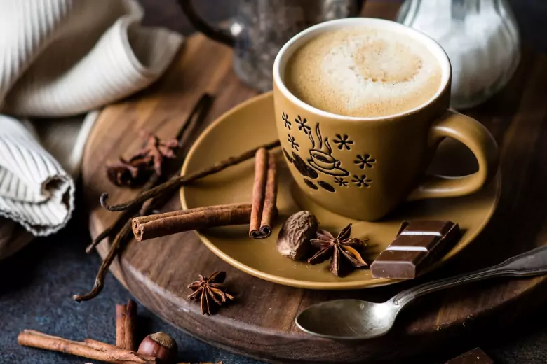 Утренний кофе - один из приятных ритуалов, без которого проснуться бывает невозможно; приправленный ароматными специями, он обретает пикантный вкус и заботится о нашем здоровье.