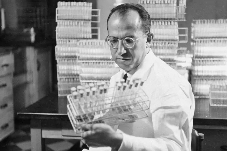 Джонас Солк разработал первые вакцины против полиомиелита в сотрудничестве с учеными из США Хилари Копровским и Альбертом Сэйбином и светилами науки СССР М. П. Чумаковым и А. А. Смородинцевым.