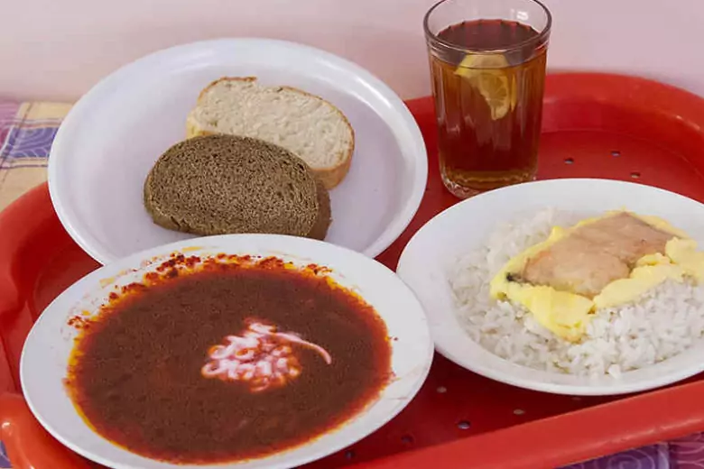 Школьники постоянно жалуются на невкусную еду в столовых, вызывая много споров на родительских собраниях