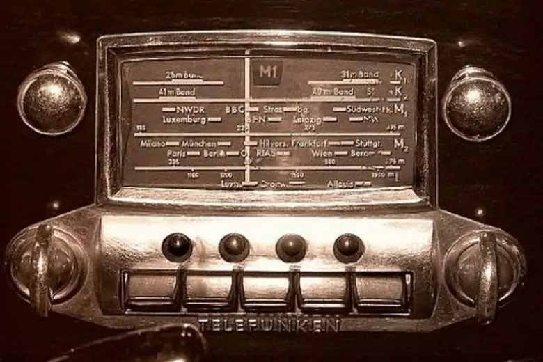 Радио в машине. Первый радиоприемник Моторола 1930. Приемник автомобильный 1930 Моторола. Первый автомобиль с радиоприемником. Первые приемники в автомобиле.