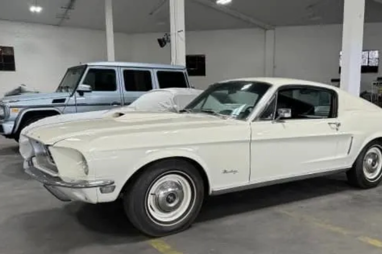 Что отличает этот Mustang, так это его связь с Tasca Ford, именем, синонимом высокопроизводительных автомобилей Ford.