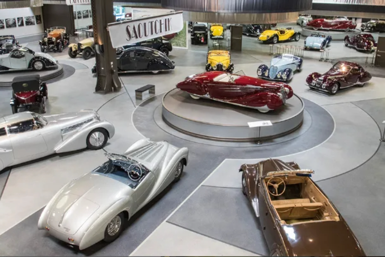 Он был открыт  в 2010 году, в нем хранилась величайшая из когда-либо собранных коллекций французских автомобилей 1930-х годов.
