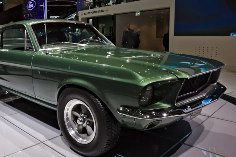 Этот знаменитый Ford fastback перешел из рук семьи Кирнан, которая приобрела его за 6000 долларов после выхода фильма, к новому владельцу, который купил его в прошлом году за впечатляющие 3,74 миллиона долларов.