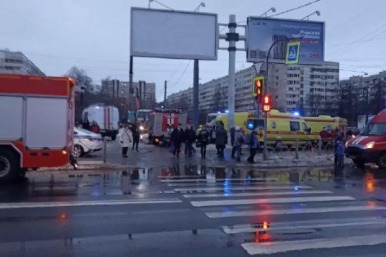 В Санкт-Петербурге автобус врезался в остановку с людьми