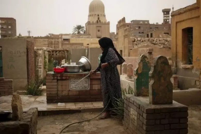Полмиллиона жителей Каира делят площадь с покойниками в Городе мертвых