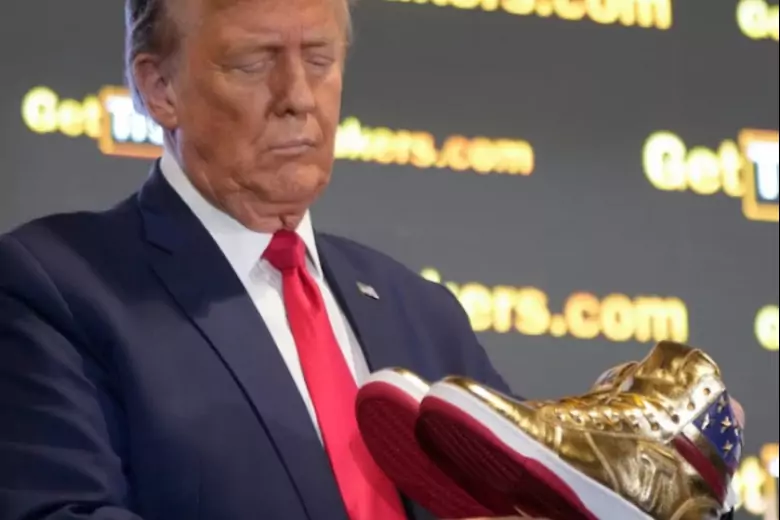 Трамп запустил собственную линию золотых кроссовок за 399 долларов