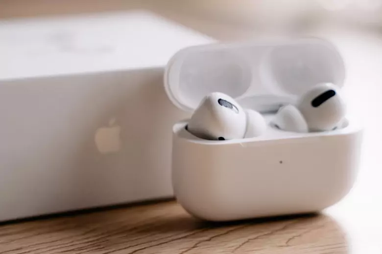 Руководство Apple приняло решение добавить функцию слухового аппарата для беспроводных наушников AirPods Pro.
