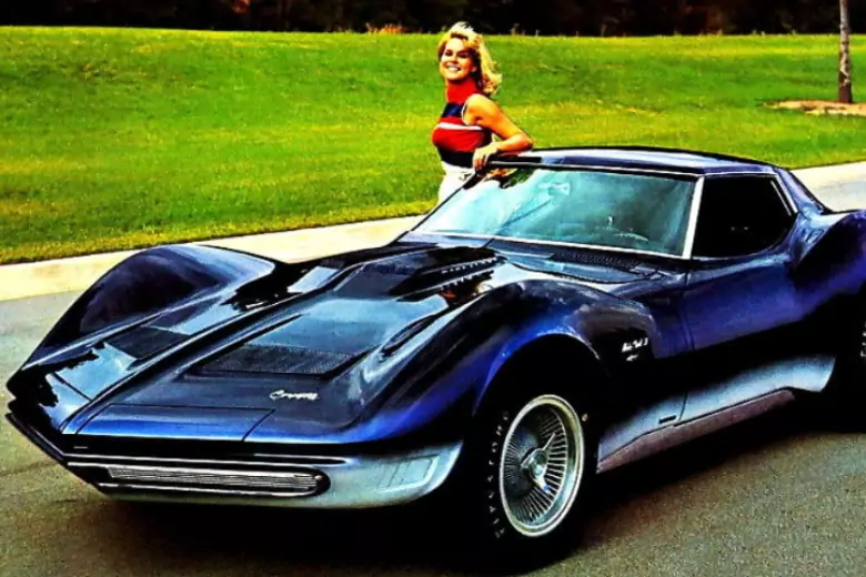 В 1961 году General Motors разработала концепт-кар XP-755 Mako Shark, ставший позднее прототипом для третьего поколения Chevrolet Corvette.