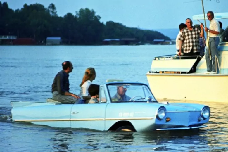 В 60-х годах в ФРГ серийно производился гражданский автомобиль-амфибия Amphicar