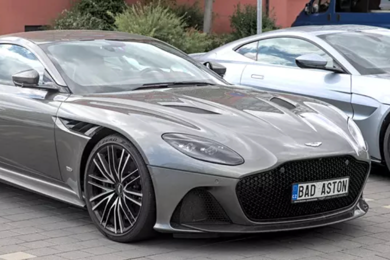 Aston Martin DBS Superleggera: Издание TopSpeed включило эту машину в список самых крутых авто