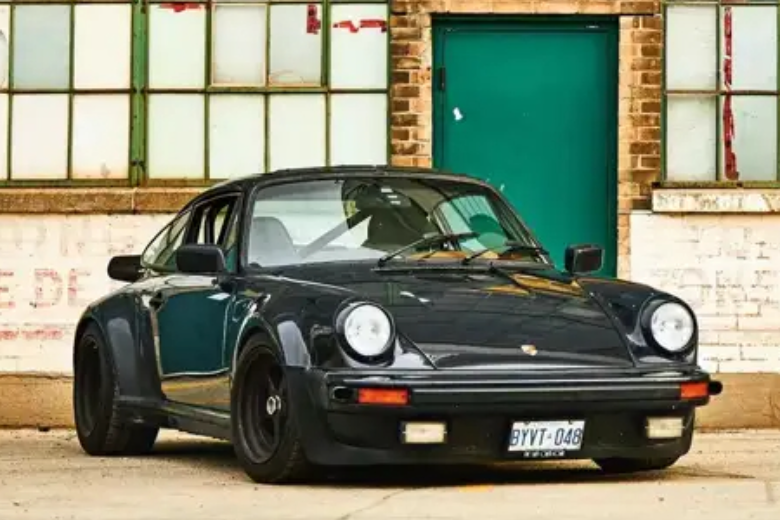 В Канаде ездит необычный Porsche 911 Turbo 1976 года. На его одометре красуется пробег 779 тыс. миль, то есть 1,25 млн. километров.
