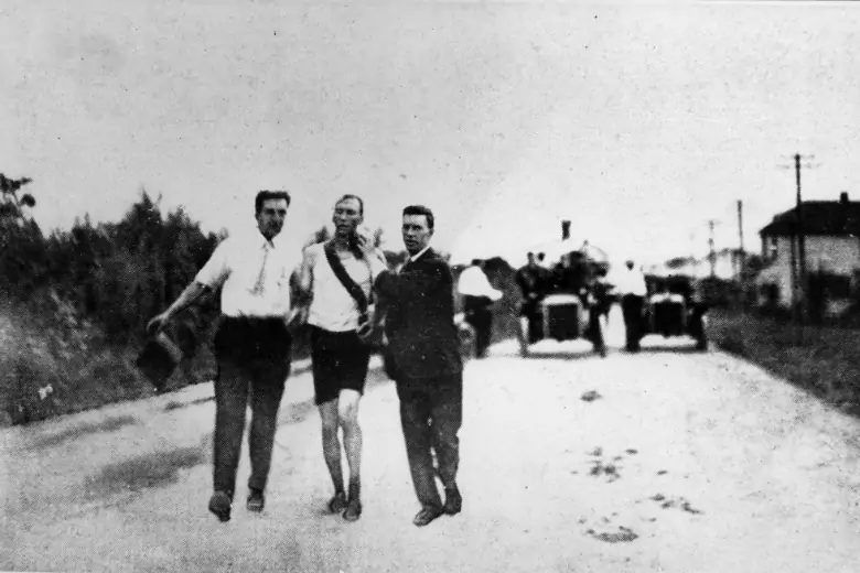 Самый нелепый Олимпийский марафон 1904 года: победителя донесли до финиша на руках